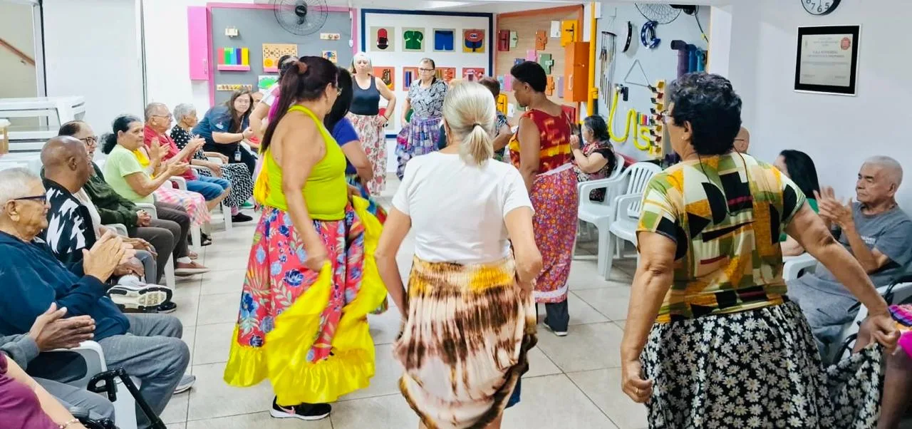 Apresentação de dança Grupo 60+ do Projeto Felicidade da Cia dos Sonhos - CDI Santa Dulce - Maio 2026 — foto 3