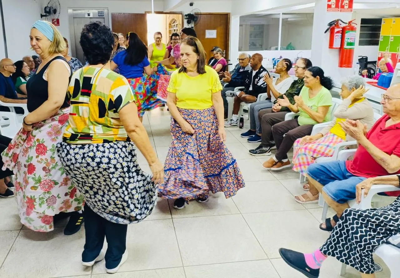 Apresentação de dança Grupo 60+ do Projeto Felicidade da Cia dos Sonhos - CDI Santa Dulce - Maio 2026 — foto 4
