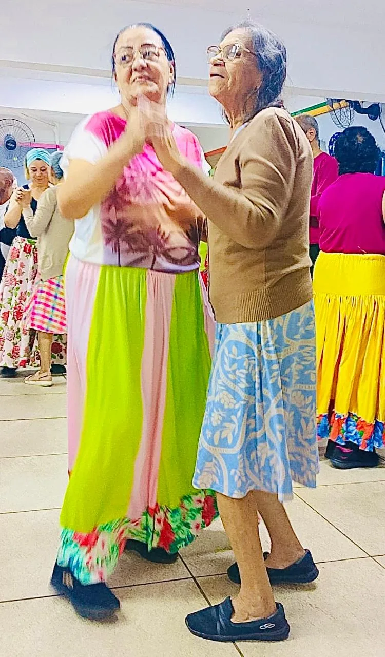 Apresentação de dança Grupo 60+ do Projeto Felicidade da Cia dos Sonhos - CDI Santa Dulce - Maio 2026 — foto 6