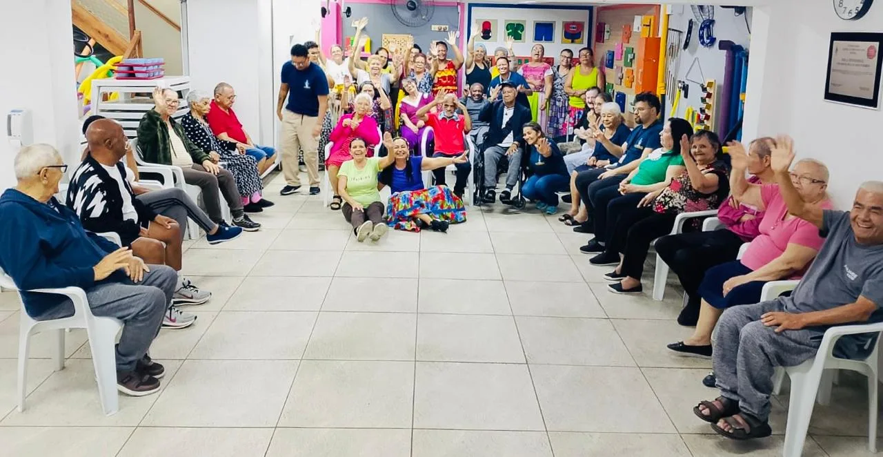 Apresentação de dança Grupo 60+ do Projeto Felicidade da Cia dos Sonhos - CDI Santa Dulce - Maio 2026 — foto 9